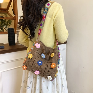 Sac bandoulière au crochet fait main avec fleurs 3D et sangle jacquard bohème colorée