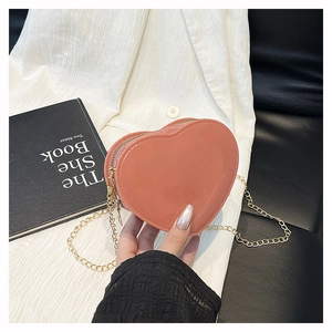 Nahaufnahme der rosa herzförmigen Gel-Tasche mit goldener Kette und Glanzeffekt