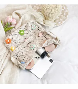 Detail van de gehaakte tas met ruime binnenkant voor tablet en kleurrijke bloemen