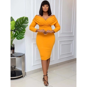 Détail d'une robe jaune moutarde élégante avec décolleté en V plissé et manches longues
