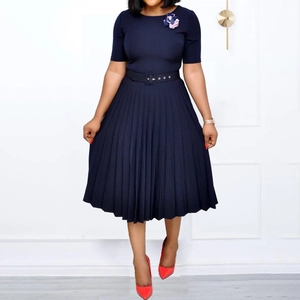 Short sleeve dark blue pleated midi dress with waist belt and floral brooch decoration