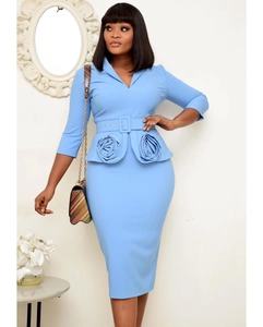 Détail de la robe bleu clair à col en V avec grandes roses en tissu appliquées à la taille