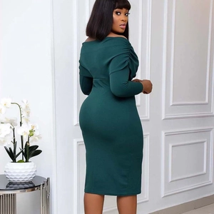Robe moulante vert foncé à col en V, épaules dénudées et manches longues à plis élégants