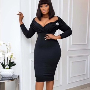 Robe moulante noire élégante à manches longues et col en V avec broche en strass