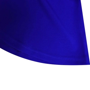 Dettaglio ravvicinato dell'orlo in maglia blu con cucitura a doppio ago di alta qualità