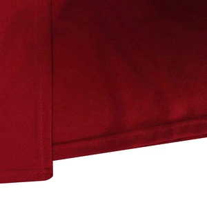 Dettaglio ravvicinato del tessuto rosso scuro con trama fine e cuciture precise
