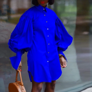 Robe chemisier bleu roi à manches bouffantes, boutonnage et fente latérale arrondie