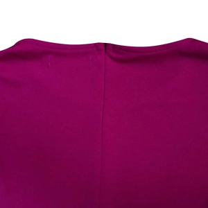 Dettaglio della cerniera invisibile sul retro di un abito elegante viola