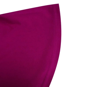Dettaglio del tessuto a maglia magenta con cucitura a doppio ago pulita sull'orlo
