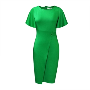 Dettaglio vestito verde elegante con maniche a volant e bottoni decorativi