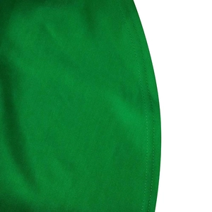 Dettaglio del tessuto bandage verde con doppie cuciture professionali e trama intrecciata
