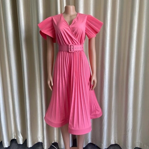 Détails de la robe plissée rose élégante avec col en V, manches volantées et ceinture