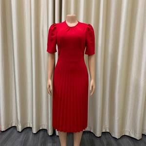 Detail van de rode jurk met korte mouwen met elegante geplooide textuur en tailleontwerp