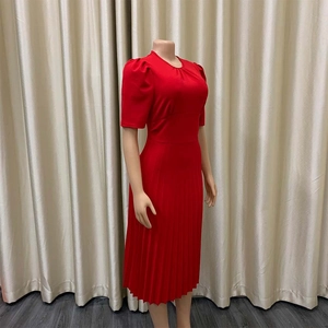 Detailweergave van de rode geplooide jurk met pofmouwen en elegante taille