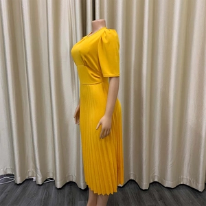 Detail van gele jurk met V-hals, geplooide textuur en vintage-stijl pofmouwen