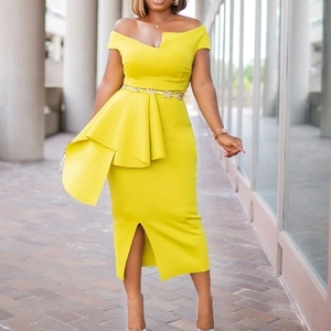 Détail de robe jaune à épaules dénudées avec basque à la taille, ceinture chaîne et fente