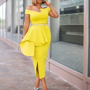 Robe midi jaune vif élégante à épaules dénudées avec ceinture étoile et détail peplum