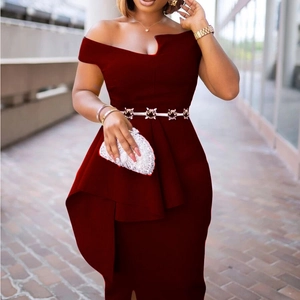 Détail de robe bordeaux à épaules dénudées avec ceinture en strass et ourlet à volants