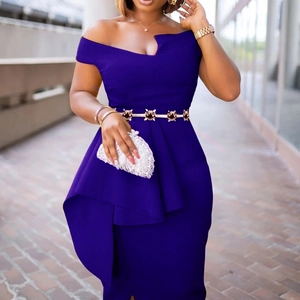 Robe de soirée bleu roi épaules dénudées avec décolleté asymétrique et ceinture dorée