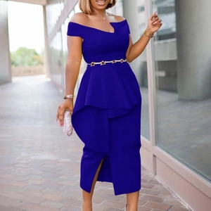 Robe longue bleu roi à épaules dénudées avec ceinture dorée et détails volantés