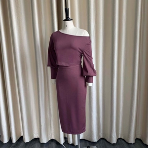 Detalle de conjunto de punto ciruela con top de hombro caído y falda midi de talle alto