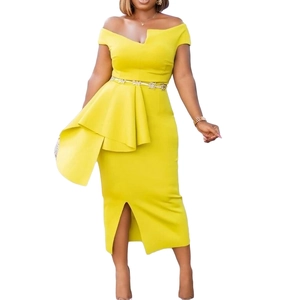 Robe midi jaune élégante à épaules dénudées avec taille basque et fente haute
