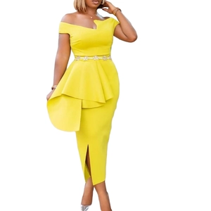 Détail d'une robe jaune à épaules dénudées avec taille basque et ceinture en métal doré