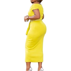 Détail de la robe midi jaune à épaules dénudées avec une fine ceinture dorée à la taille