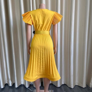 Détail de l'encolure en V au dos et de la texture plissée sur la robe d'été jaune