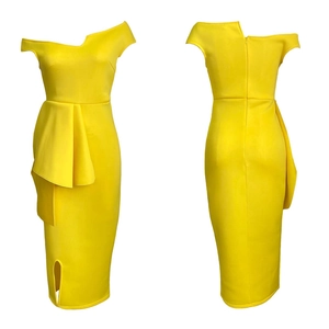 Vue avant et arrière d'une robe moulante jaune à épaule dénudée avec fente et volants