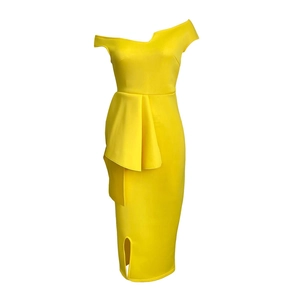 Vue détaillée d'une robe jaune à épaule dénudée avec volants à la taille et fente