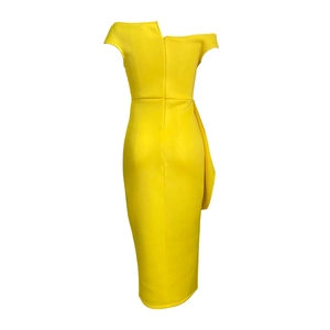 Vue détaillée d'une robe midi jaune moulante avec coupe à épaules dénudées et drapé latéral