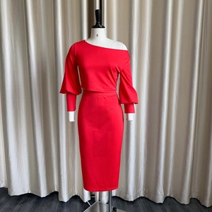 Detalle del conjunto de top corto rojo de manga larga y falda tubo de cintura alta