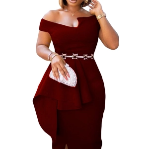 Détail de la robe bordeaux à épaules dénudées avec une ceinture à strass floraux
