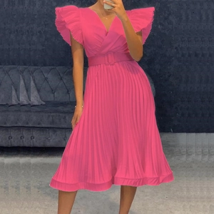 Robe plissée rose fuchsia à col en V avec manches à volants et ceinture à boucle carrée