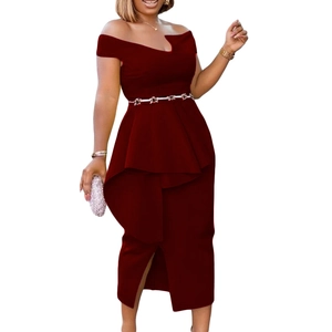 Détail de la robe mi-longue bordeaux à épaules dénudées avec ceinture argentée