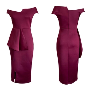Vue avant et arrière d'une robe péplum rouge foncé avec décolleté asymétrique élégante