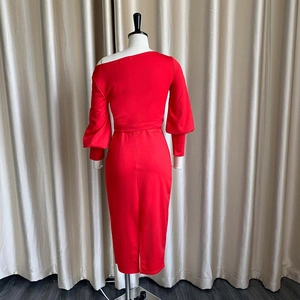 Detalle del vestido midi rojo con hombros descubiertos, corte ajustado y mangas abullonadas