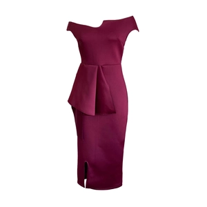 Détail d'une robe bordeaux à épaules dénudées avec taille péplum et fente discrète