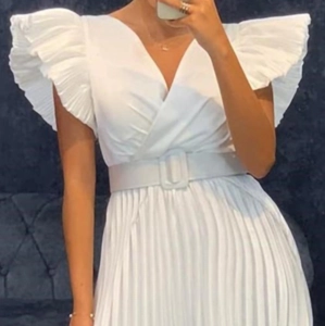 Robe plissée blanche élégante à col en V avec manches à volants et ceinture
