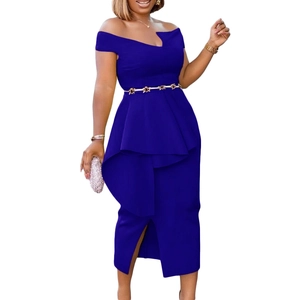 Détail de robe bleu roi à épaules dénudées avec peplum et ceinture dorée
