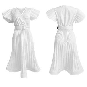 Détail d'une robe plissée blanche avec col en V, manches volantes et ceinture assortie