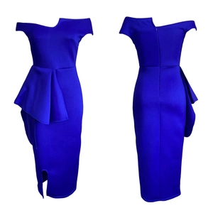 Vues avant et arrière d'une robe de soirée bleue à basque avec fente arrière élégante