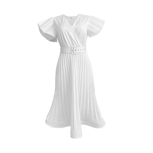 Détail d'une élégante robe midi blanche à col en V avec ceinture et boucle carrée assortie