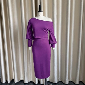 Detalle del conjunto de top violeta de un hombro y falda midi ajustada en un maniquí
