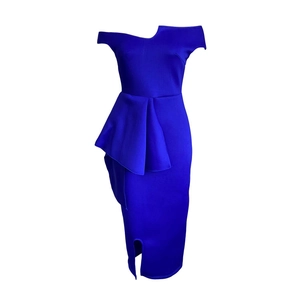 Détail de robe bleu roi à épaules dénudées avec volant à la taille et fente avant