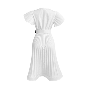 Détail de la robe plissée blanche avec col en V, manches volantées et ceinture assortie