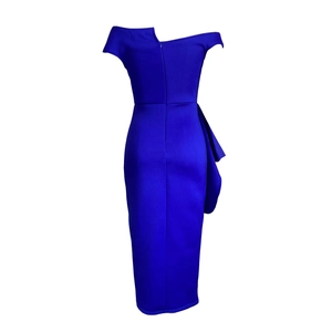 Détail de robe bleu roi à épaules dénudées avec volants latéraux et coupe ajustée élégante