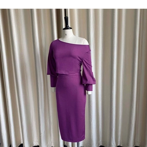 Detalle del conjunto de dos piezas morado con top de manga larga y falda de cintura alta