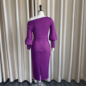 Detalle de la abertura trasera y la cintura alta de este conjunto violeta con hombros caídos